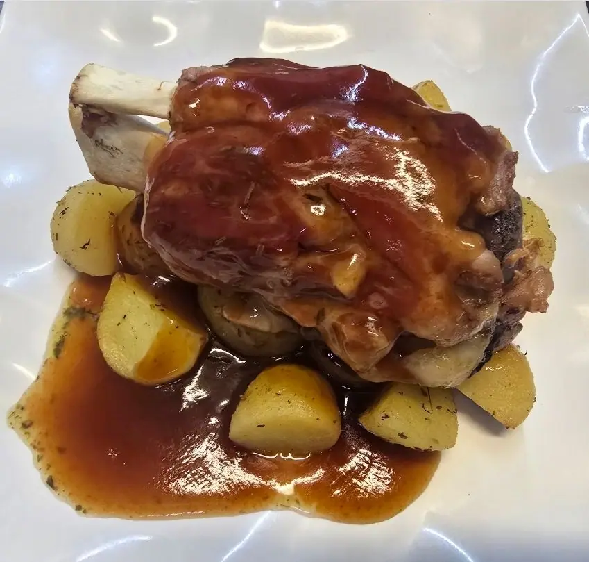 STINCO DI MAIALE CON CONTORNO DI PATATE AL BURRO