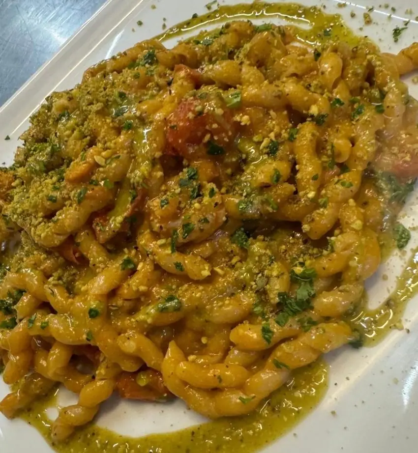 BUSIATE O RISO CON GAMBERO* ROSSO, POMODORINO E PESTO DI PIASTACCHIO (2, 13)