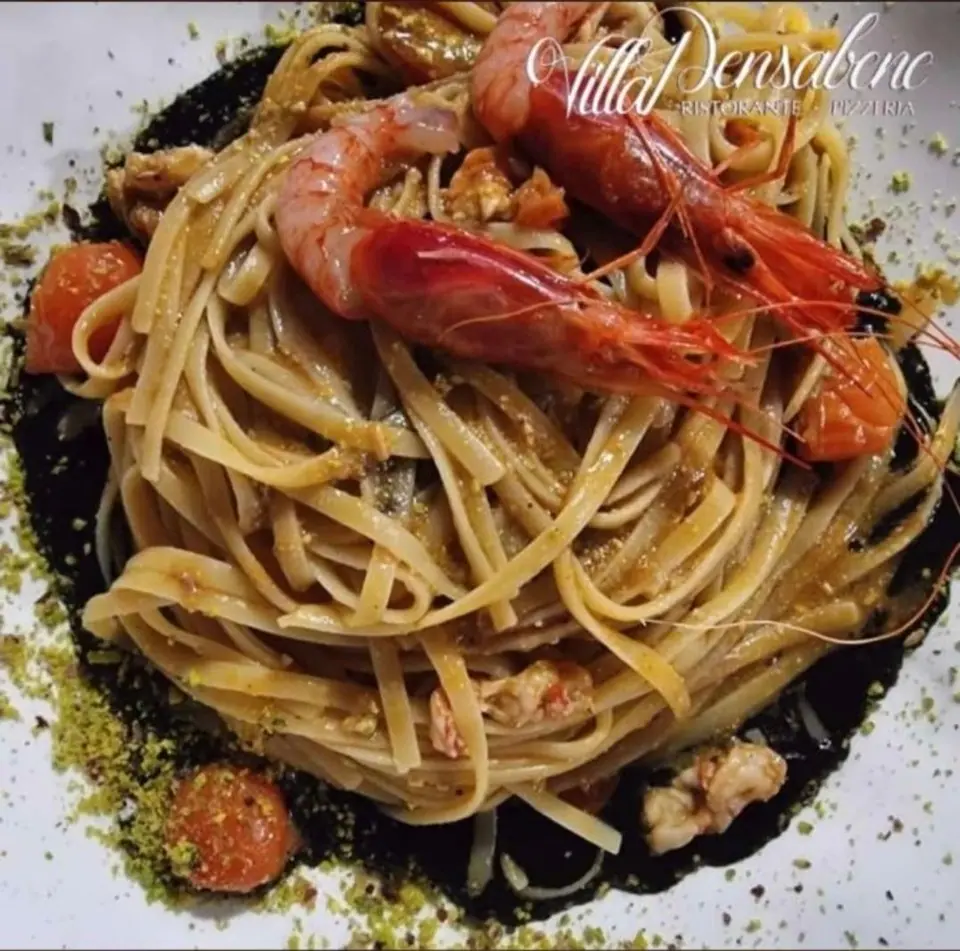 FETTUCCINE MEDITERRANEA CON LETTO DI NERO DI SEPPIA*, GAMBERO* ROSSO, POMODORINO E POLVERE DI PISTACCHIO (2, 13)