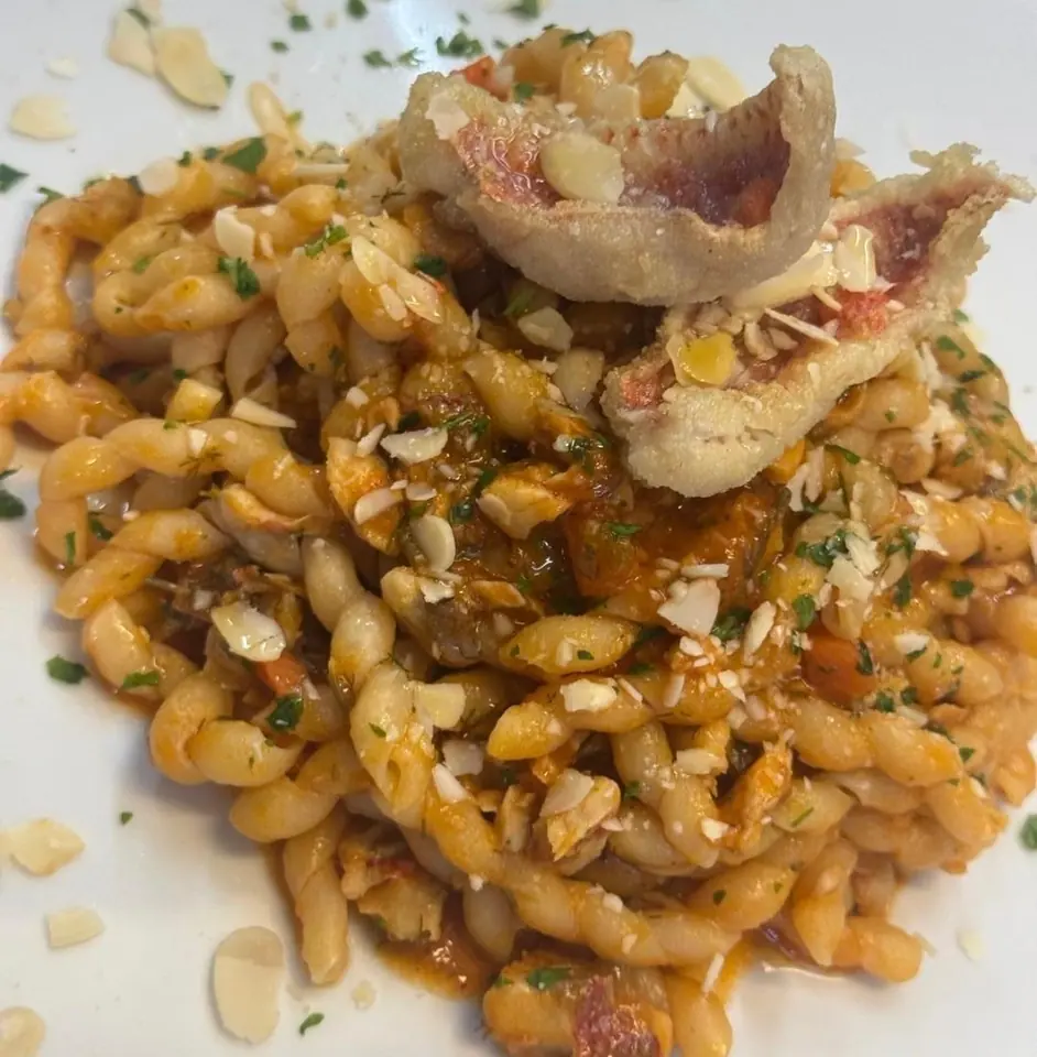 BUSIATE CON RAGÙ DI TRIGLIE*, FINOCCHIETTO SELVATICO E MANDORLE TOSTATE (4, 13)